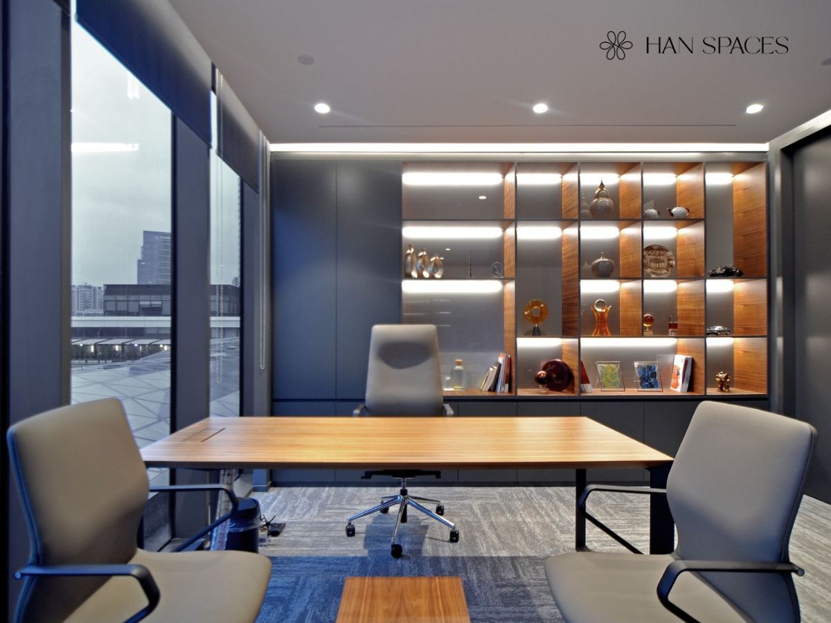 ban-lam-viec-go-tu-nhien-cung-khung-thep-trong-thiet-ke-van-phong-lanh-dao