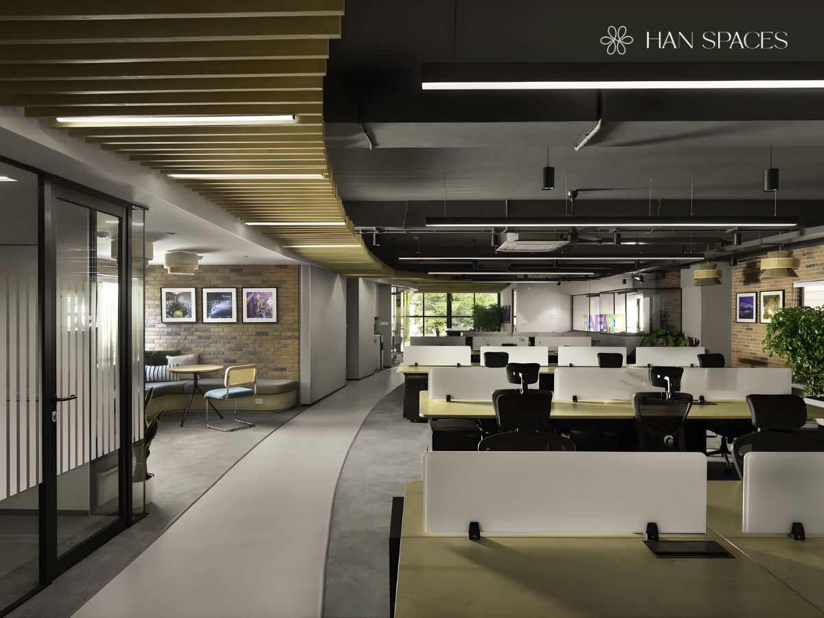 bo-tri-ban-lam-viec-dai-chan-kim-loai-giup-toi-uu-dien-tich-chung