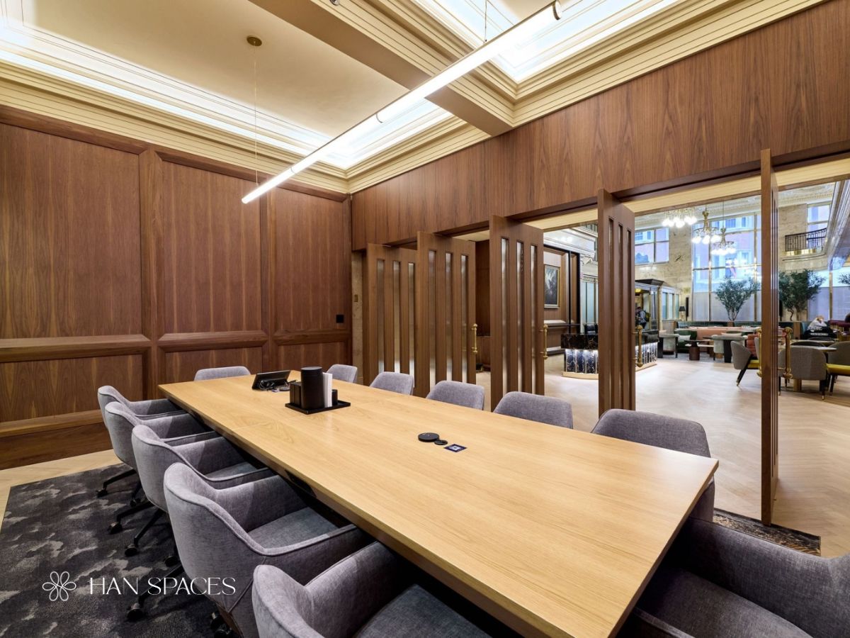 phong-hop-phong-cach-co-dien-voi-chi-tiet-trang-tri-tinh-xao