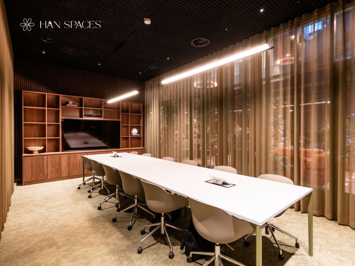 mau-phong-hop-sang-trong-voi-noi-that-hoan-thien-chin-chu