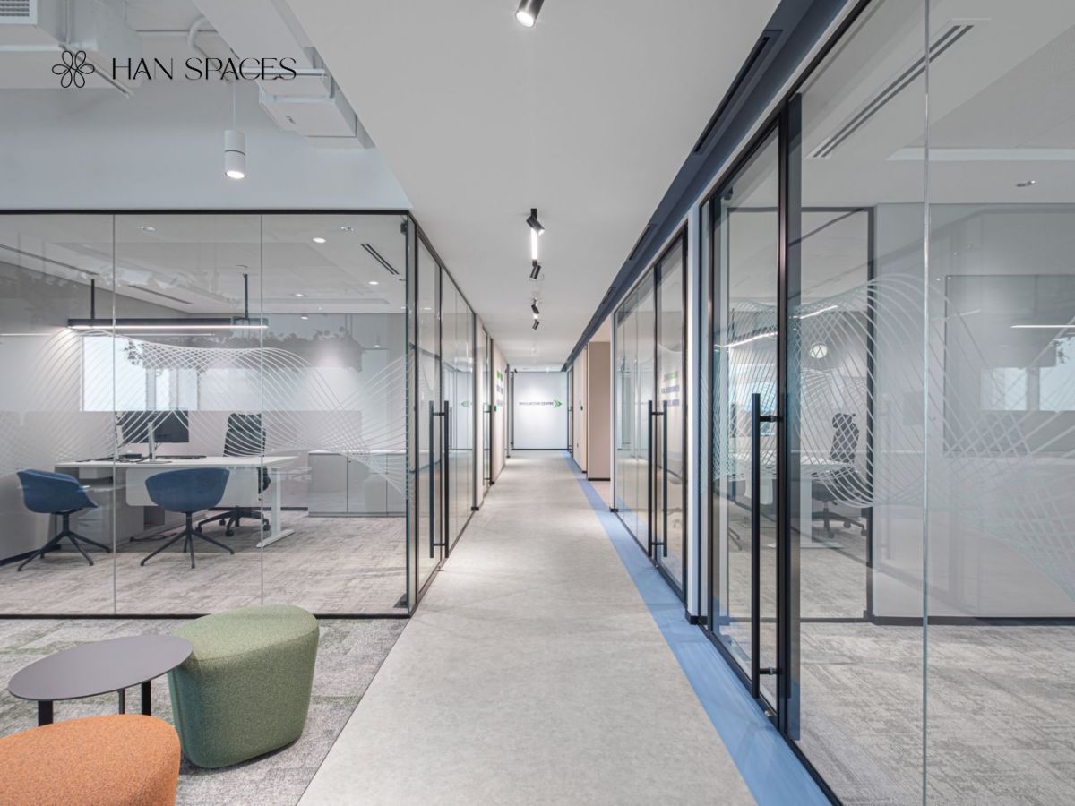 thiet-ke-van-phong-noi-that-kinh-giup-khong-gian-thong-thoang-hon