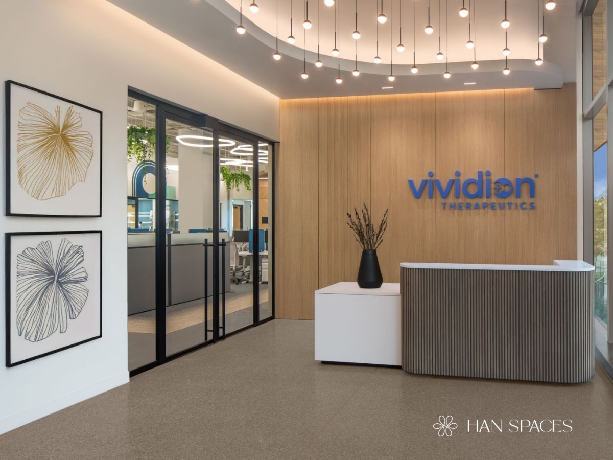 goi-y-mau-van-phong-voi-tranh-anh-tang-diem-nhan-tong-thiet-ke